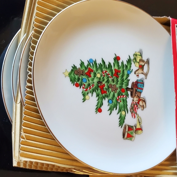 (4) 7 1/2" Christmas Tree🎄 Cake 🎂 🥮 Plates - Picture 5 of 6